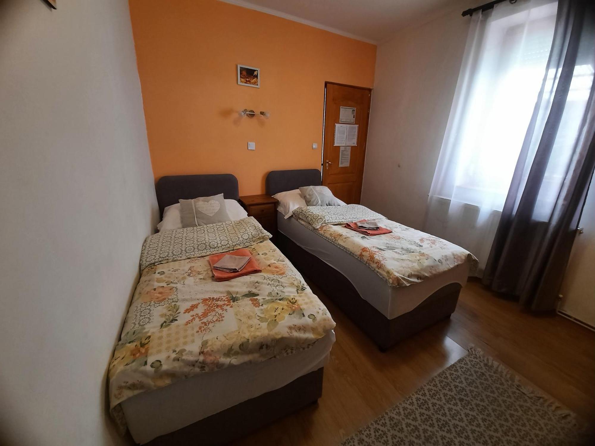 Kis Rigo Vendeghaz Hotel Salgotarjan Exterior photo